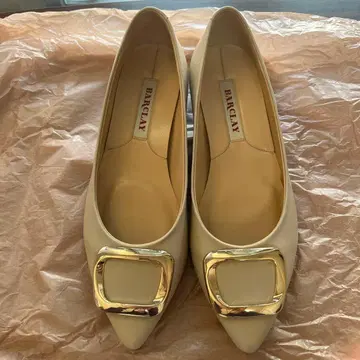 BARCLAY 버클 장식 베이지 펌프스