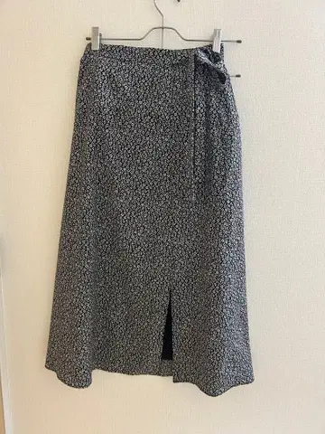 꽃무늬 타이트 스커트 슬릿 포함 스나이델