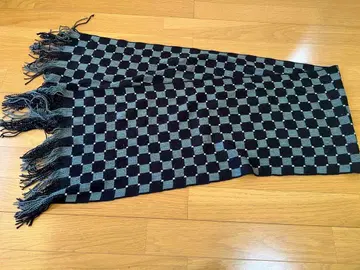 체크 무늬 머플러 블랙과 그레이