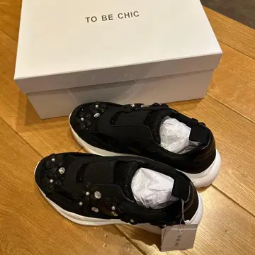 TO BE CHIC 블랙 플라워 스니커즈