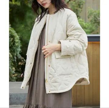 운모 앤딜 노카라 퀼팅 자켓 화이트