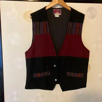 티베트 베스트 블랙과 빨간색의 민족 무늬