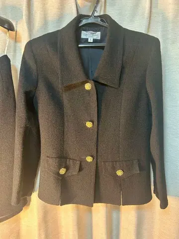 Louis Feraud 블랙 버튼 포함 자켓과 스커트 세트