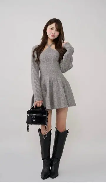 다리치 홀터 플레어 니트 미니 원피스