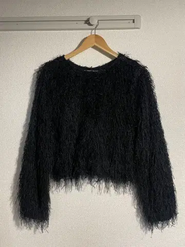 플러피 블랙 긴팔 상의