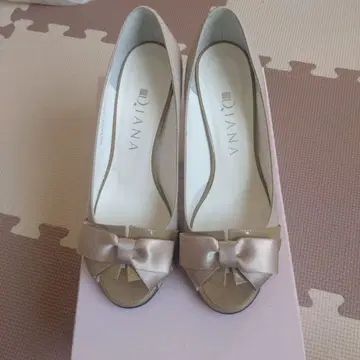 다이애나 베이지 리본 포함 오픈토 펌프스