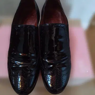 루카 그로시 블랙 에나멜 로퍼