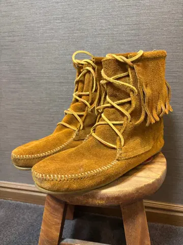 미네통카 브라운 스웨이드 프린지 부츠 사이즈 8(25cm)