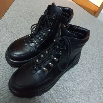 블랙 가죽 하이컷 부츠