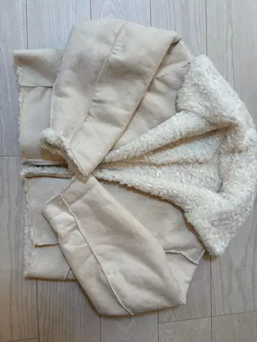 아이보리 숏 기장 무스탕 코트