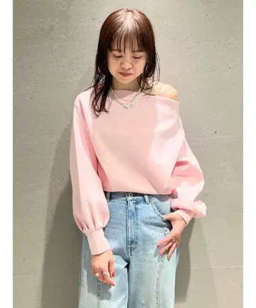 새상품 LILY BROWN 본딩 오프숄더 맨투맨 핑크