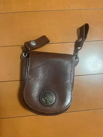 브라운 가죽 플랩 파우치