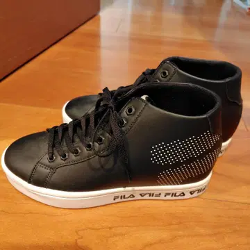 FILA 블랙 하이컷 스니커즈