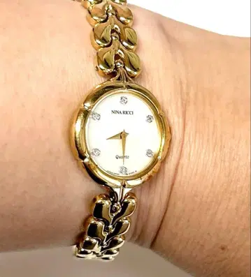 새상품급 NINA RICCI 여성용 손목시계 골드 배터리 방전
