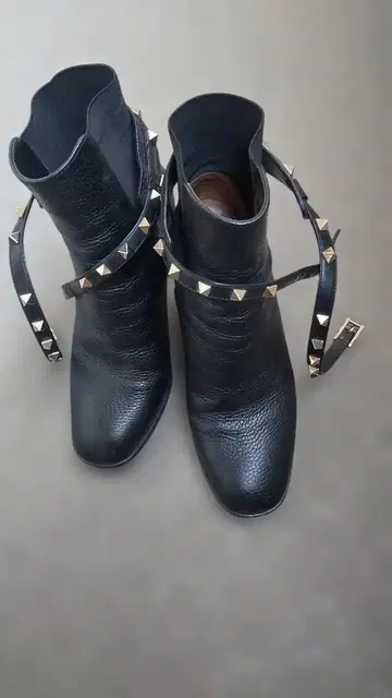 발렌티노 스터드 장식 블랙 가죽 부티 37.5