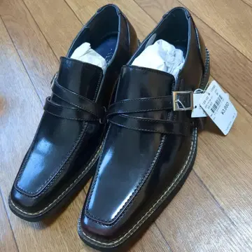 스트랩이 달린 다크 브라운 드레스 슈즈 약간의 데미지