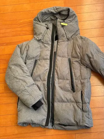 후드 부착 그레이 다운 자켓