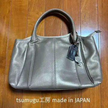 베이지 가죽 핸드백 외 포켓 부착