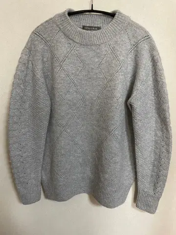 어 데이 인 더 라이프 그레이 다이아몬드 무늬 니트 스웨터