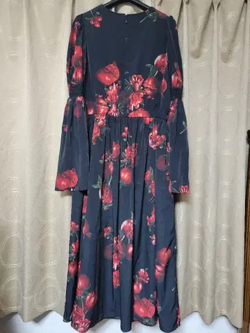 &엘르 블랙 베이스 석류 패턴 롱 원피스