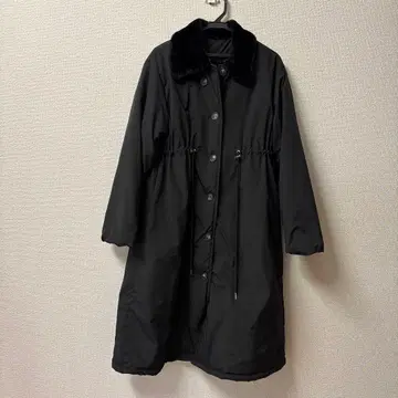 퍼 달린 블랙 롱 다운 코트