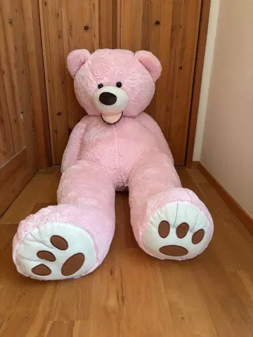 커다란 핑크색 곰 봉제 인형