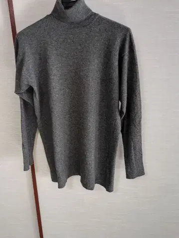 요건 레일 터틀넥 긴팔 니트 차콜 그레이