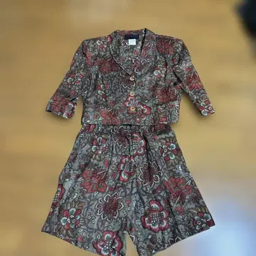 꽃무늬 자켓과 숏팬츠 셋업