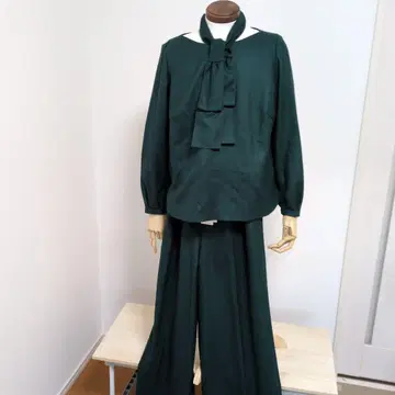 다크 그린 리본 포함 팬츠 셋업