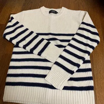 아이보리 네이비 스트라이프 스웨터