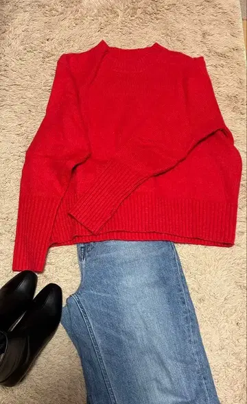 빨간색 긴팔 니트 스웨터 소매 펀칭
