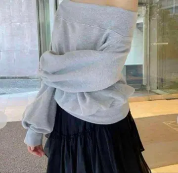 SNIDEL 오프숄더 로고 맨투맨 그레이