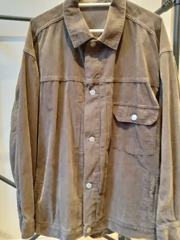 두 번째 클래스 브라운색 코듀로이 자켓