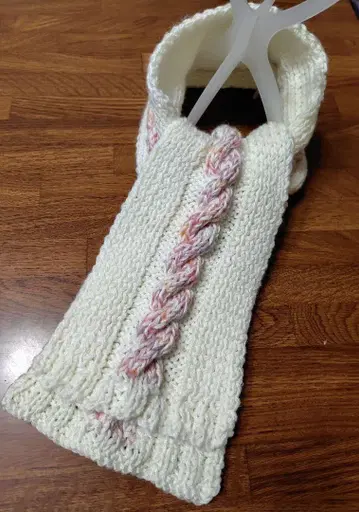 크림색 뜨개질 니트 머플러