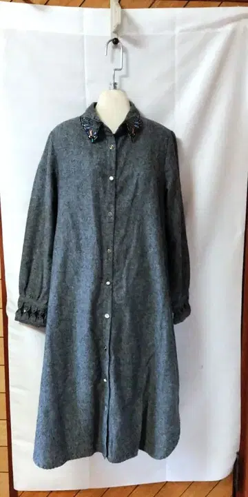 자수 포함 그레이 긴팔 원피스