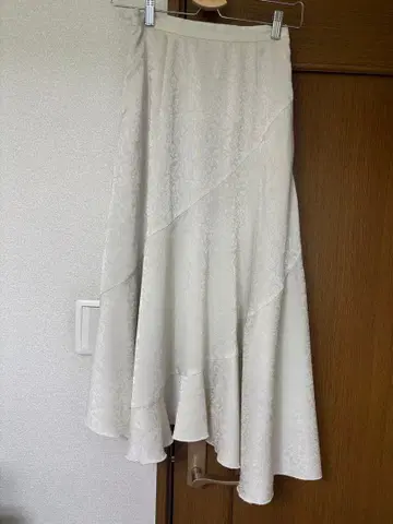 화이트 레이스 플레어 롱 스커트