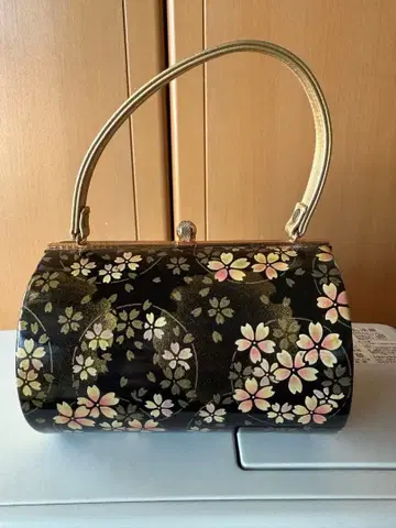 일본 의류용 백 블랙과 금의 꽃무늬