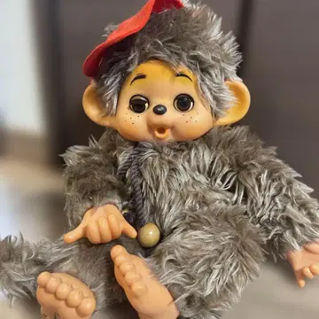 빨간색 모자의 그레이 봉제 인형