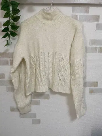 아이보리 케이블 니트 하이넥 스웨터