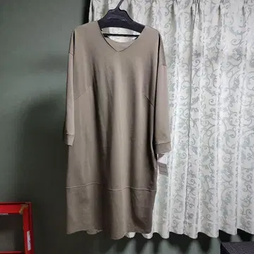 카키 V넥 7부 소매 티셔츠 원피스