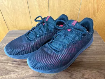 언더아머 블랙/레드 스니커즈