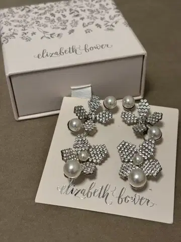 Elizabeth Bower June Bud Pearl 귀찌