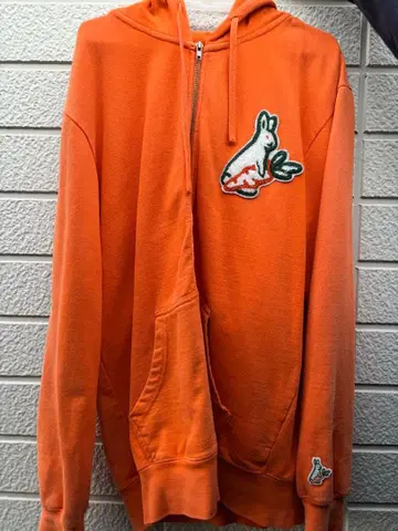 토끼 자수 오렌지 후드티