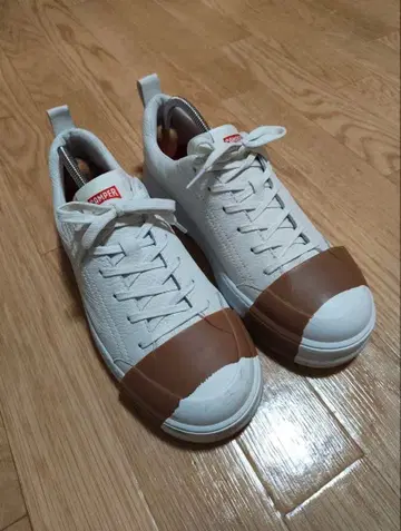 CAMPER 화이트 가죽 스니커즈