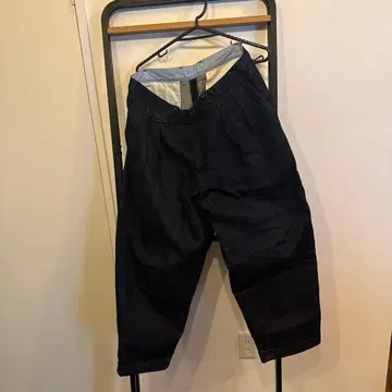 BEAMS PLUS 투 플리츠 데님 트라우저