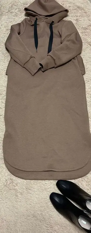 프릴 달린 베이지 롱 후드티