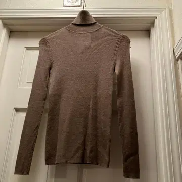 아름다운 토브 색상! UNIQLO 브라운 계열 메리노울 터틀넥 스웨터