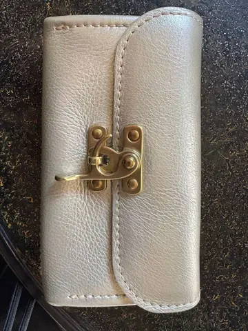 광택이 나는 가죽 장지갑