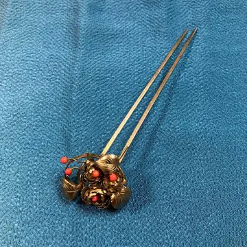 꽃과 빨간 열매의 골드 컬러 헤어콤