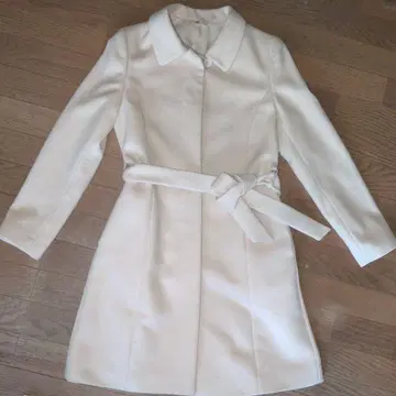 연한 그레이지? 베이지? 벨트 달린 롱 코트